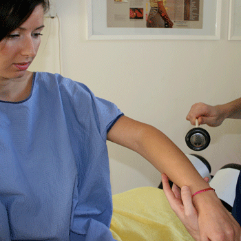 chiropractor-first-visit-testing-reflexes