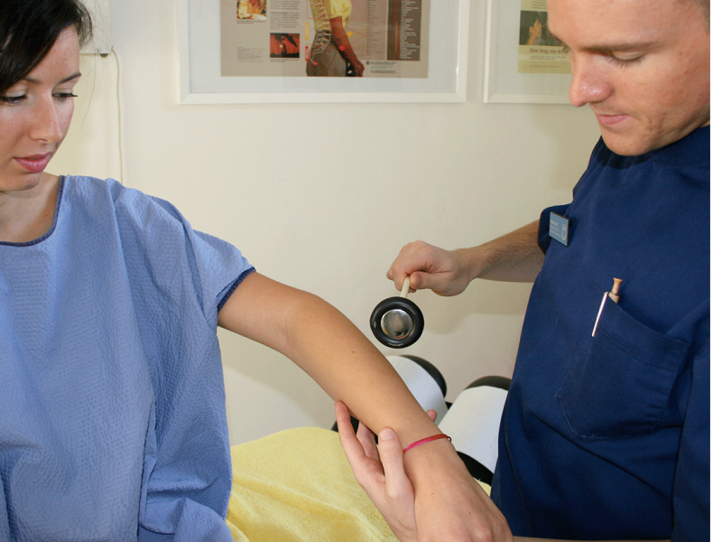 chiropractic-first-visit-testing-reflexes