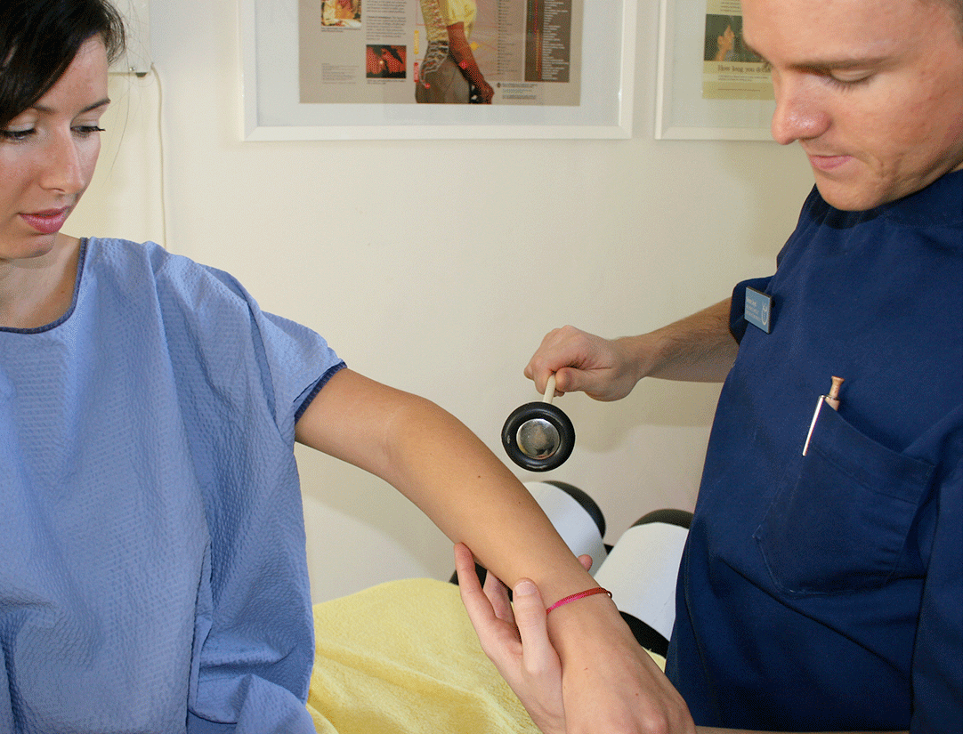 chiropractic-first-visit-testing-reflexes